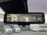 スマートルームミラー 後席に人が乗ってるときルームミラーが見えにくかったり、雨の日や夜間など後方確認がしにくいときにカメラオンで後方視界すっきり。 オフにすれば通常のミラーとしても使えます。