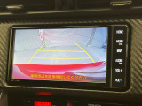 【バックカメラ】駐車時に後方がリアルタイム映像で確認できます。大型商業施設や立体駐車場での駐車時や、夜間のバック時に大活躍!運転スキルに関わらず、今や必須となった装備のひとつです!