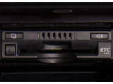 コンソール内一体型のビルトインETC装備!見た目の部分も良いですが、ETCカードの盗難防止になる設置箇所です!料金所の渋滞回避!時間帯・日によって料金の軽減を受けられます!ストレス知らずのドライブ!