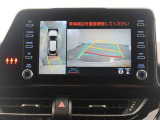 パノラミックビューモニター付きです。車両を上から見たような映像をディスプレイオーディオ画面に表示。運転席からの目視だけでは見にくい、車両周辺の状況をリアルタイムでしっかり確認できます。