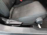 運転席シートは、前後調整とリクライニング調整に加え、ひざ元の高さの調整が可能です。