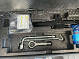 ラゲッジルーム下にエアポンプ・パンク修理剤・車載工具などがあります。
