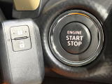 【キーレススタートシステム】カバンやポケットに入れたままでもドアの施錠・解錠が可能なスマートキーを装備。エンジンのオン・オフ時もカギを取り出す必要が無いからとっても便利です♪
