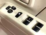 【電動格納ミラー】サイドミラーは電動格納式となっており、狭い駐車場でもキズがつくリスクを抑えられます。