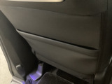 【収納】後部座席収納。散乱しがちな小物を収納するのに便利です。お子様のおもちゃやティッシュボックス、書類等様々なものの収納が可能です。