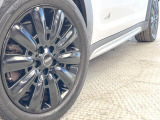 ●純正18インチアルミホイール:輸入車ならではの卓越した走りを支えるホイールと足回りです!日本車の走りに慣れている方にもぜひ体感して頂きたいほど、高いレベルでまとまっています!