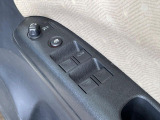 【電動格納ミラー】サイドミラーは電動格納式となっており、狭い駐車場でもキズがつくリスクを抑えられます。