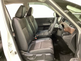 女性でも運転がしやすいように、シートの高さ調整機能(シートリフター)がついています。広い足元にゆったり座れるシートには肘掛も装備しており長距離の運転でも疲れにくいシートです。