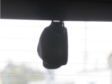 この車にはリアにもドライブレコーダーを装備しております◆映像・音声などを記録する自動車用の装置です。 もしもの事故の際の記録はもちろん、旅行の際の思い出としてドライブの映像を楽しむことができます。