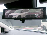 インテリジェントルームミラー、後方がカメラの映像で見れるので視界くっきり、車内に障害物があっても関係ありません。普通のバックミラーとも切りかえが出来ます。