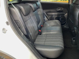 後部座席も気になるようなキズ・汚れやへたり等、大きなダメージはなく、良好な状態です。
