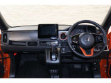 操作性に優れた運転席となります!小物入れや各ボタンの配置にこだわり、使いやすいです!座り心地もよく視認性も良好なのでロングドライブもお任せ下さい!