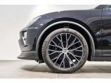 21インチ Macan Design ホイール搭載です。