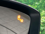 【ブラインドスポットモニタリング】走行中、ドアミラーの死角になりやすい箇所に後続車が接近するとサイドミラー付近に警告を表示、ドライバーに注意喚起をしてくれます。