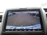 バックカメラが付いています。雨や夜でも後方確認が可能です。目視とあわせて、ご利用ください!