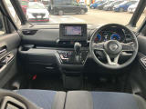 すっきりした運転席周りにはナビやエアコンの操作パネルを設置しておりますので、お一人での運転でもご安心できます。