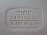 サイドカーテンエアバックシステムは、側面衝突時に大人から子供までさまざまな体格の乗員の頭部や頚部を広範囲で保護。特にセンターピラーへの頭部衝突を防ぐ展開性能を実現しています。