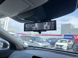 リアのカメラの画像を表示する『スマートルームミラー』で荷物いっぱいでも後部が見えます。 ディーラーオプション「前ドラレコ」も装備