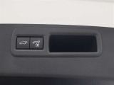 ハンズフリーパワーバックド(挟み込み防止機能・停止位置メモリー機能付)が装備されています。スマートキーを携帯していれば、リヤバンパーの下に足を出し入れするだけで自動開閉します。