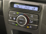 【オートエアコン】一度お好みの温度に設定すれば、車内の温度を検知し風量や温度を自動で調整。暑い&hellip;寒い&hellip;と何度もスイッチ操作をする必要はありません。快適な車内空間には必須の機能ですね♪