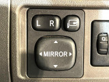 【電動格納ミラー】サイドミラーは電動格納式となっており、狭い駐車場でもキズがつくリスクを抑えられます。