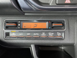 【左右独立温度コントロール式フルオートエアコン(DUAL/SYNC)】運転席側と助手席側でそれぞれ自由に温度設定ができ、快適な風量やモードなどを自動調整します!