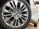 【純正アルミホイール】外観にマッチした純正アルミホイールを装着しております。各種社外アルミホイールや、スタッドレスタイヤも取扱いしております。是非ご相談ください♪