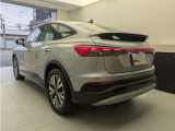 低く弧を描くルーフラインを採用するAudi Q4 Sportback e-tronはエレガントな印象を放つ。リヤビューでは、テールゲートスポイラーがダイナミックは走りを予感させます。