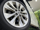 【純正18インチアルミホイール】外観にマッチした純正アルミホイールを装着しております。各種社外アルミホイールや、スタッドレスタイヤも取扱いしております。是非ご相談ください♪