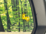 【ブラインドスポットモニター】走行中、ドアミラーの死角になりやすい箇所に後続車が接近するとサイドミラーのレンズに警告を表示!ドライバーに注意喚起をしてくれます。