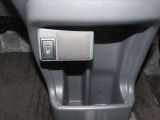 シフトノブの下部には小物置きスペースや助手席のシートヒーターのスイッチがございます!
