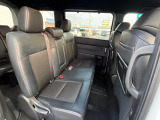 後部座席も気になるようなキズ・汚れやへたり等、大きなダメージはなく、良好な状態です。