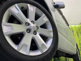 【純正18インチアルミホイール】外観にマッチした純正アルミホイールを装着しております。各種社外アルミホイールや、スタッドレスタイヤも取扱いしております。是非ご相談ください♪