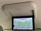 【後席モニター】家族や友人とお出かけする機会が多い方に大人気の後席モニターを装備!見やすい位置に画面がありテレビやDVDの視聴も快適!友達もお子様も、後席にしか乗らなくなるかも??