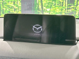 【10.25インチマツダコネクト】車内の雰囲気にマッチした大型ディスプレイ。スマホ接続でのナビ使用やBluetooth再生等、様々な機能が楽しめます。直感的なダイヤル操作が可能で、使い勝手も良好です。