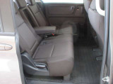 セカンドシートはベンチシートです。アームレストも標準装備です。