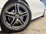 ●純正18インチアルミホイール:輸入車ならではの卓越した走りを支えるホイールと足回りです!日本車の走りに慣れている方にもぜひ体感して頂きたいほど、高いレベルでまとまっています!