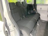 後部座席も気になるようなキズ・汚れやへたり等、大きなダメージはなく、良好な状態です。