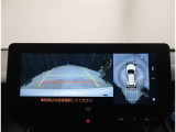 バックモニター付き。駐車の際のサポートとなり、必須アイテムのひとつですよね。それでも、バックする際は必ずご自身の目で確認をしてください。パノラミックビューで上から見下ろした視点でも確認できます!