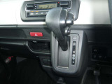 助手席への移動もスムーズにいけるインパネシフトを採用!足元が広々、ゆったり!また小物入れにもこだわりがあります。収納力もお任せ下さい。散らかりがちな車内もスッキリ!