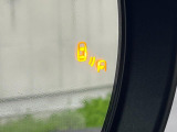 【ブラインドスポットモニター】走行中、ドアミラーの死角になりやすい箇所に後続車が接近するとサイドミラー付近に警告を表示、ドライバーに注意喚起をしてくれます。