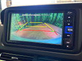 【バックカメラ】駐車時に後方がリアルタイム映像で確認できます。大型商業施設や立体駐車場での駐車時や、夜間のバック時に大活躍!運転スキルに関わらず、今や必須となった装備のひとつです!