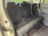 後部座席も気になるようなキズ・汚れやへたり等、大きなダメージはなく、良好な状態です。