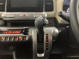 【インパネシフト】シフト操作のしやすいインパネシフトです。足元が広くなりすっきりしますので、大柄な方でも快適に運転ができます。