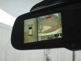 バックミラーにもアラウンドビューを表示できます