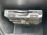 【ETC】有料道路を利用する際に料金所で停止することなく通過できる、ETC車載器(ノンストップ自動料金収受システム機器)が装備されています。セットアップを行うことで利用可能になります。