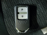 スマートキー付!キーを取り出さなくてもドアロックの施錠・開錠、エンジンの始動が出来ます 雨の日や荷物の多い日にとても便利ですね
