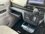 インスト助手席トレー・インストスライドボックス(ティッシュペーパー入れに最適)他 フロントシート周り充実装備です。