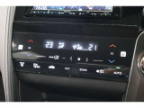 フルオートエアコンが装備されています!お好みの温度設定をするだけでエアコンの風量やモードの切り替えを自動でコントロールしてくれます!ユーザーの操作が少なく燃費走行にもつながります!