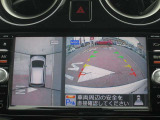 アラウンドビューモニター(車両を上から見たように表示)装着で車庫入れをサポート